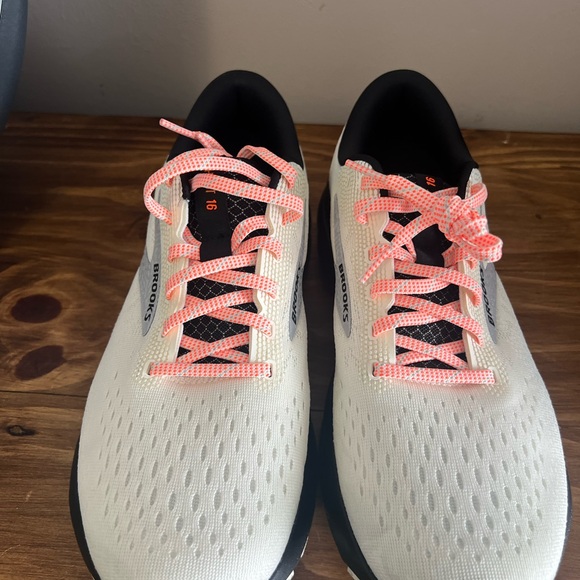 Brooks women’s shoes - Picture 3 of 9